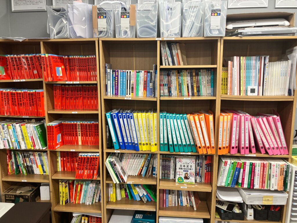 本日は参考書コーナーについてご紹介！！